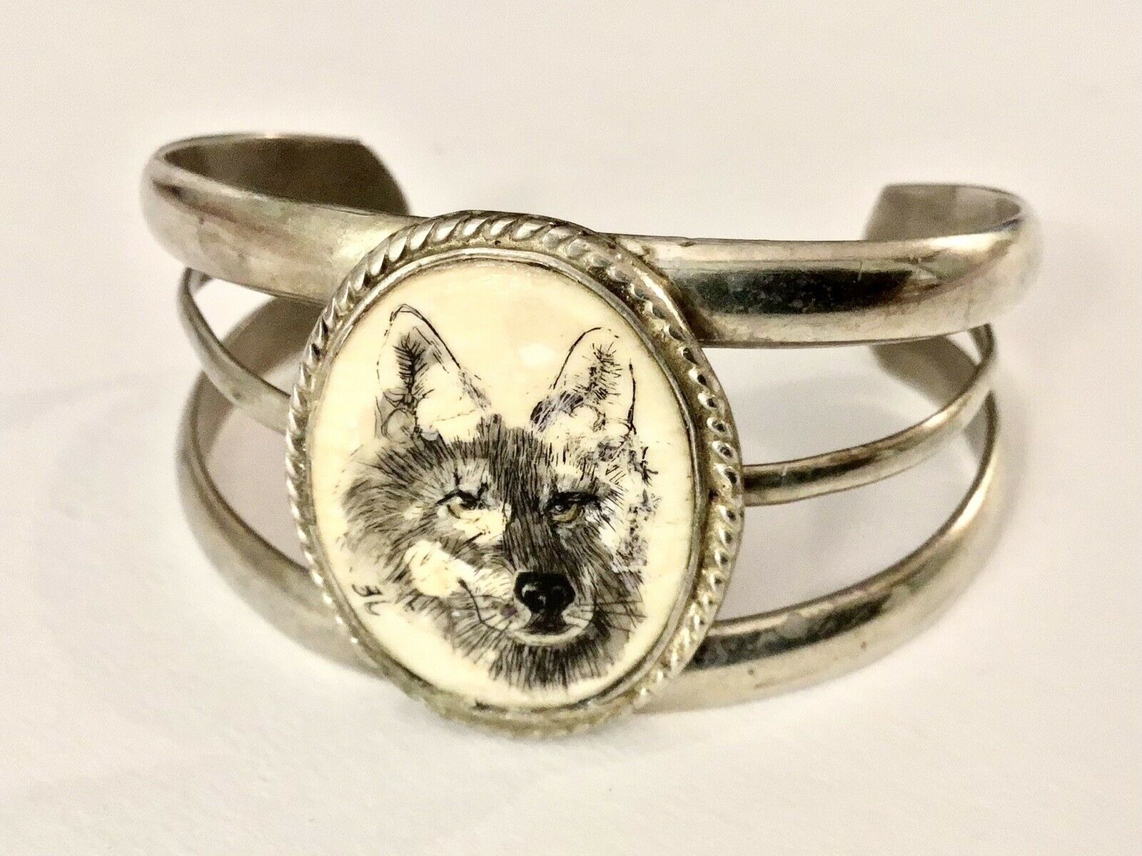 Vintage Mexico Handcrafted Scrimshaw Wolf Head Cuff Bracelet